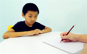 6岁男孩注意力不集中的原因是什么？